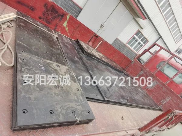 自卸車(chē)車(chē)底滑板發(fā)貨南寧，安陽(yáng)宏誠(chéng)自卸車(chē)車(chē)底滑板卸車(chē)沒(méi)煩惱！